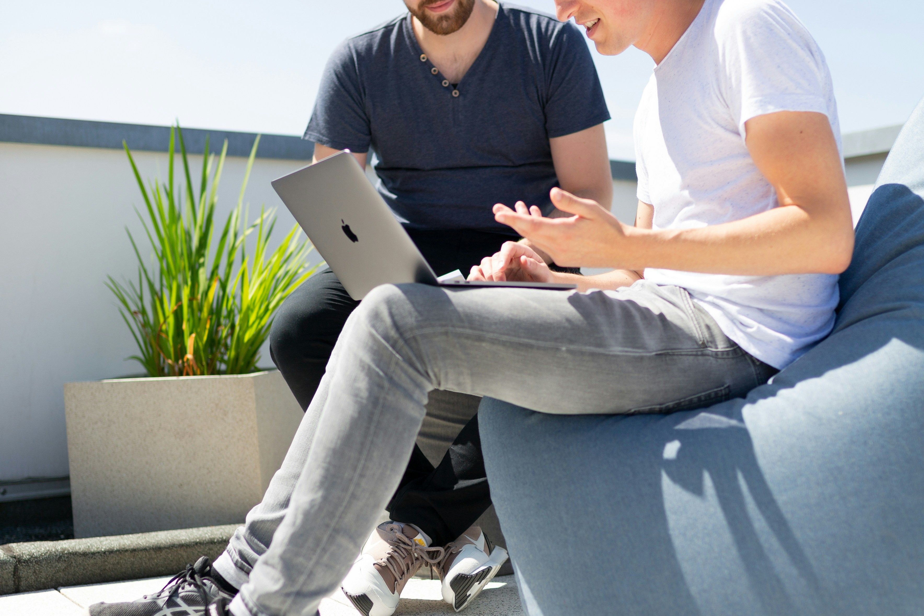 Praten over code en zitten met een laptop